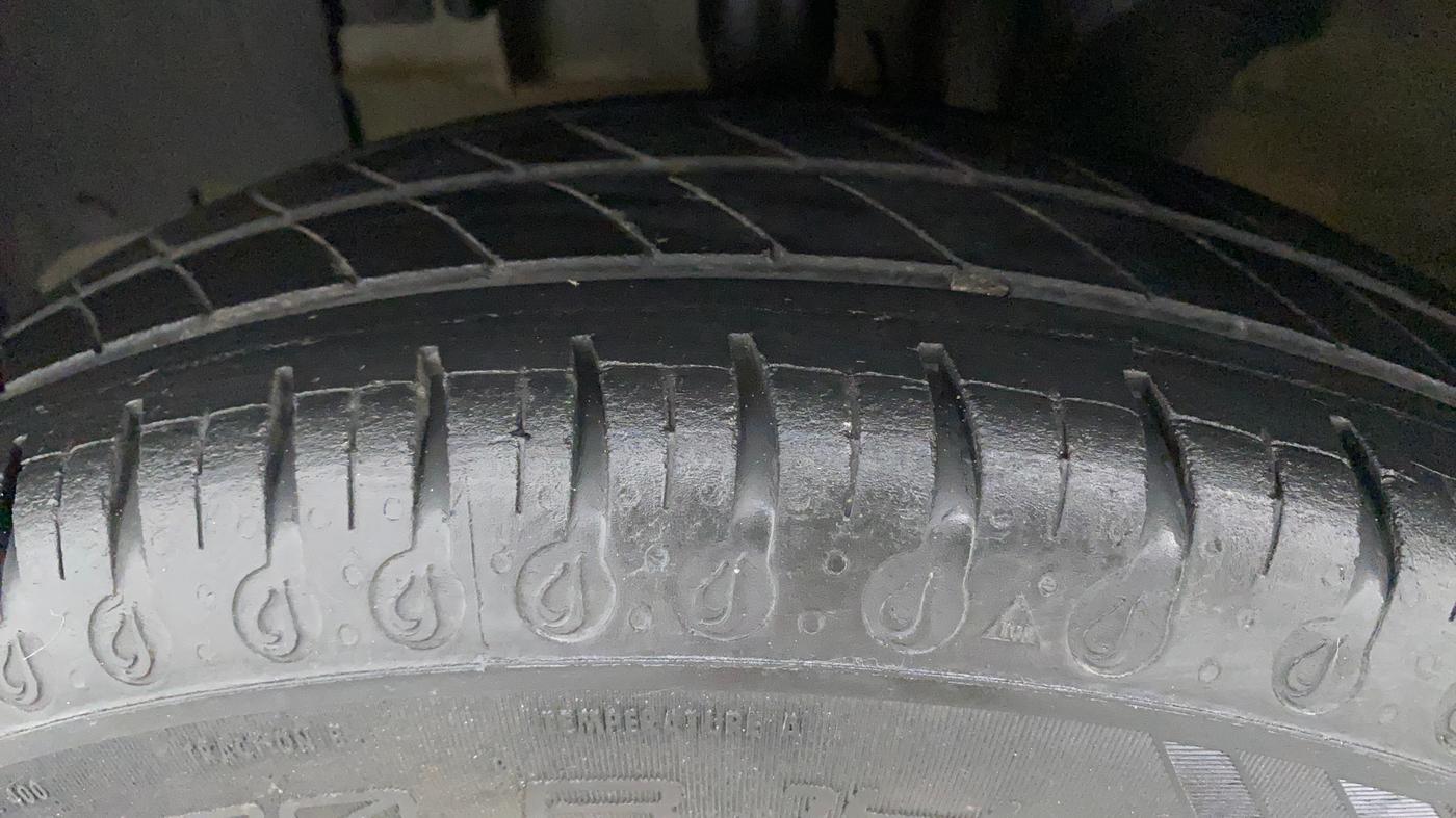 2021 Renault Kwid CLIMBER 1.0 AMT (O), Petrol, Automatic, 36,303 km, Left Front Tyre Tread