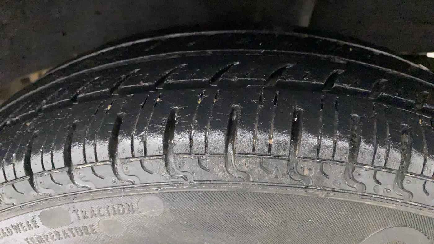 2015 Renault Kwid RXL, Petrol, Manual, 42,362 km, Left Rear Tyre Tread