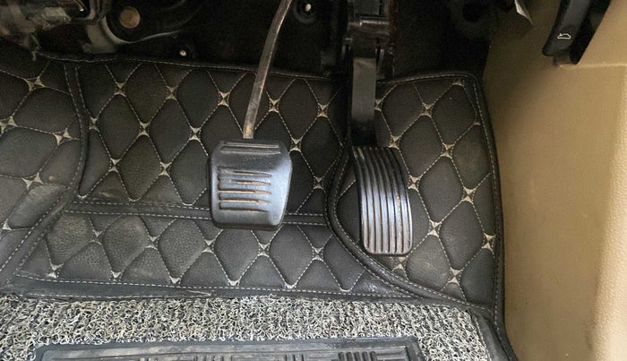 2017 Mahindra TUV300 T10 AMT, Diesel, Automatic, 94,565 km, Pedals