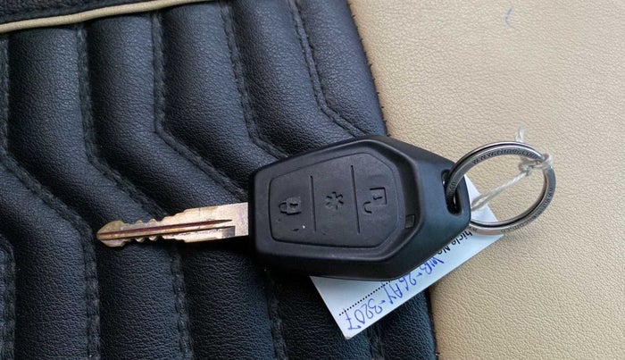 2017 Mahindra TUV300 T10 AMT, Diesel, Automatic, 94,565 km, Key Close Up