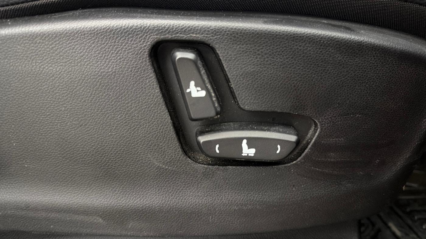2023 MG HECTOR PLUS SAVVY PRO 1.5 TURBO CVT 6 STR, Petrol, Automatic, 15,647 km, Driver Side Adjustment Panel