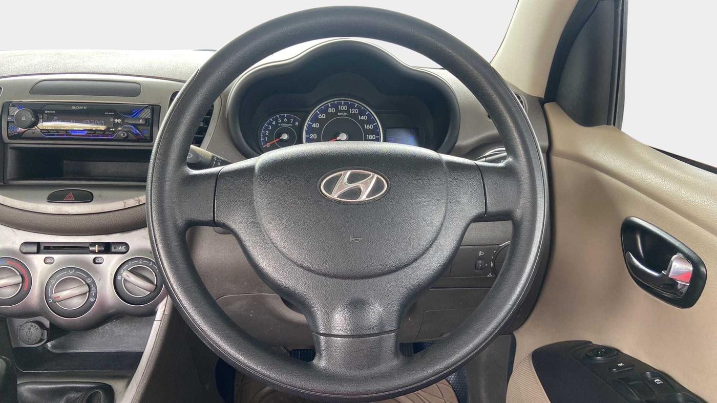 2012 Hyundai i10 MAGNA 1.2, Petrol, Manual, 1,24,453 km, Steering Wheel Close Up