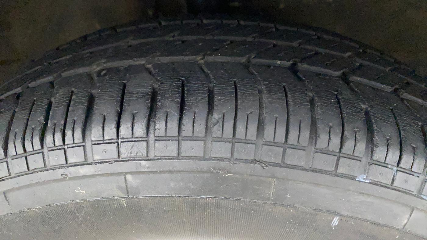 2014 Maruti Ritz VXI, Petrol, Manual, 44,320 km, Right Front Tyre Tread