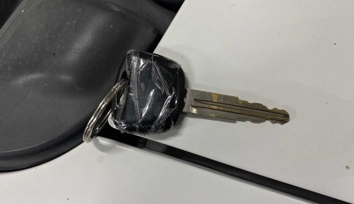 2016 Maruti Eeco 5 STR WITH A/C+HTR, CNG, Manual, 95,946 km, Key Close Up