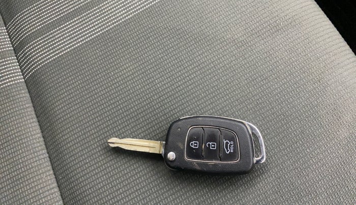 2020 Hyundai VENUE S 1.2, Petrol, Manual, 72,978 km, Key Close Up