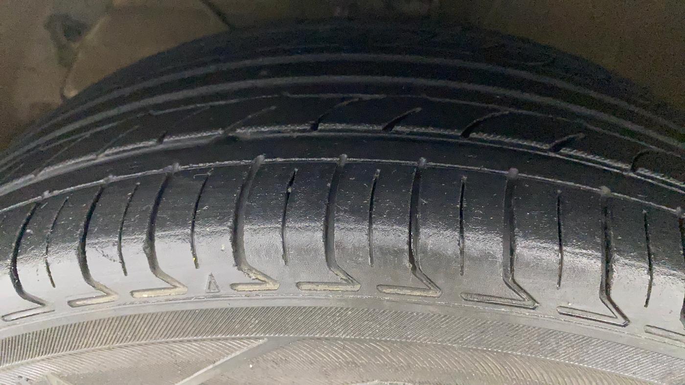 2018 Maruti Dzire ZDI AMT, Diesel, Automatic, 1,13,652 km, Left Front Tyre Tread