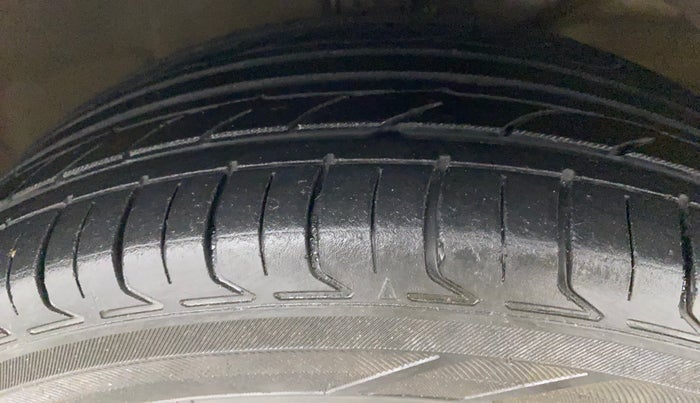 2018 Maruti Dzire ZDI AMT, Diesel, Automatic, 1,13,652 km, Right Front Tyre Tread