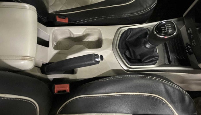 2021 Mahindra XUV300 W8 1.2 PETROL, Petrol, Manual, 50,005 km, Gear Lever