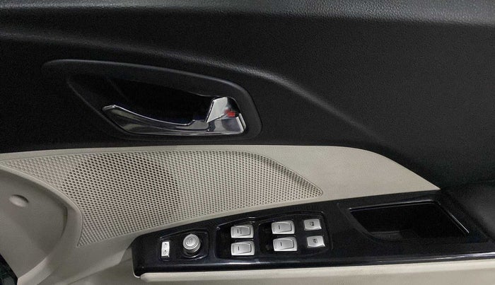 2021 Mahindra XUV300 W8 1.2 PETROL, Petrol, Manual, 50,005 km, Driver Side Door Panels Control