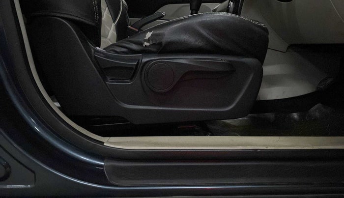 2021 Mahindra XUV300 W8 1.2 PETROL, Petrol, Manual, 50,005 km, Driver Side Adjustment Panel