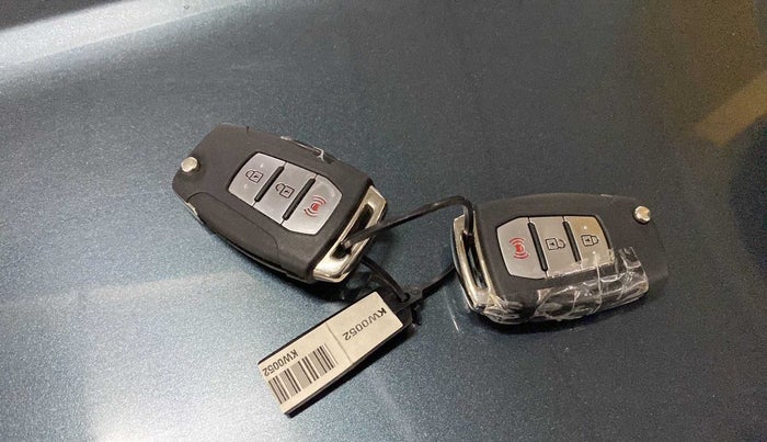 2021 Mahindra XUV300 W8 1.2 PETROL, Petrol, Manual, 50,005 km, Key Close Up