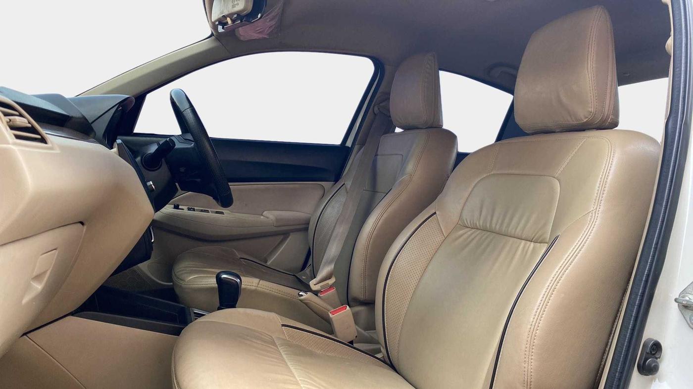 2018 Maruti Dzire VDI AMT, Diesel, Automatic, 1,01,172 km, Right Side Front Door Cabin
