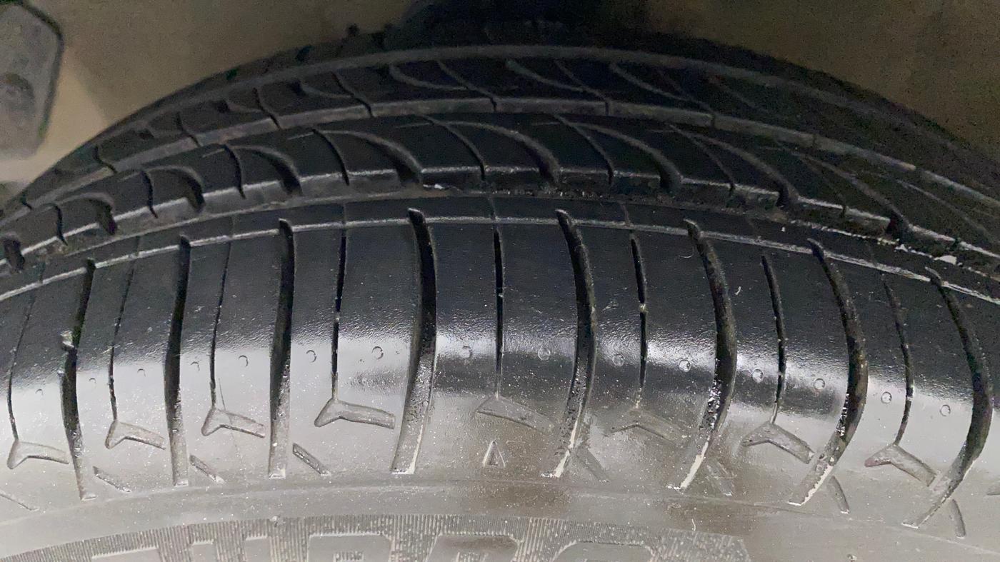 2011 Hyundai i20 MAGNA (O) 1.2, Petrol, Manual, 74,056 km, Left Front Tyre Tread