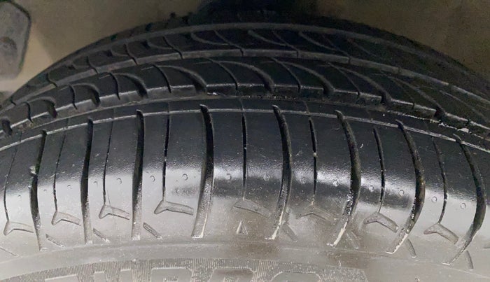 2011 Hyundai i20 MAGNA (O) 1.2, Petrol, Manual, 74,056 km, Left Front Tyre Tread