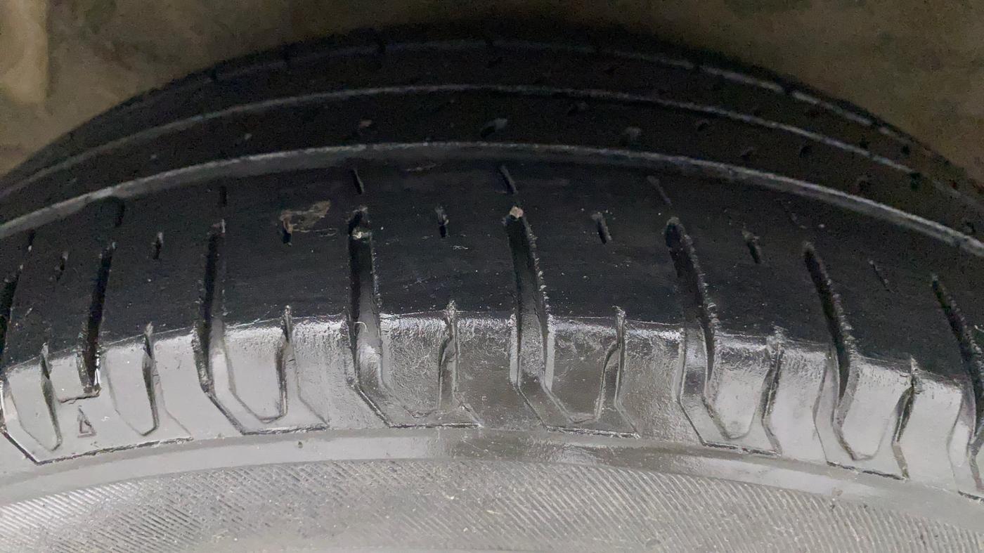 2011 Hyundai i20 MAGNA (O) 1.2, Petrol, Manual, 74,056 km, Right Rear Tyre Tread