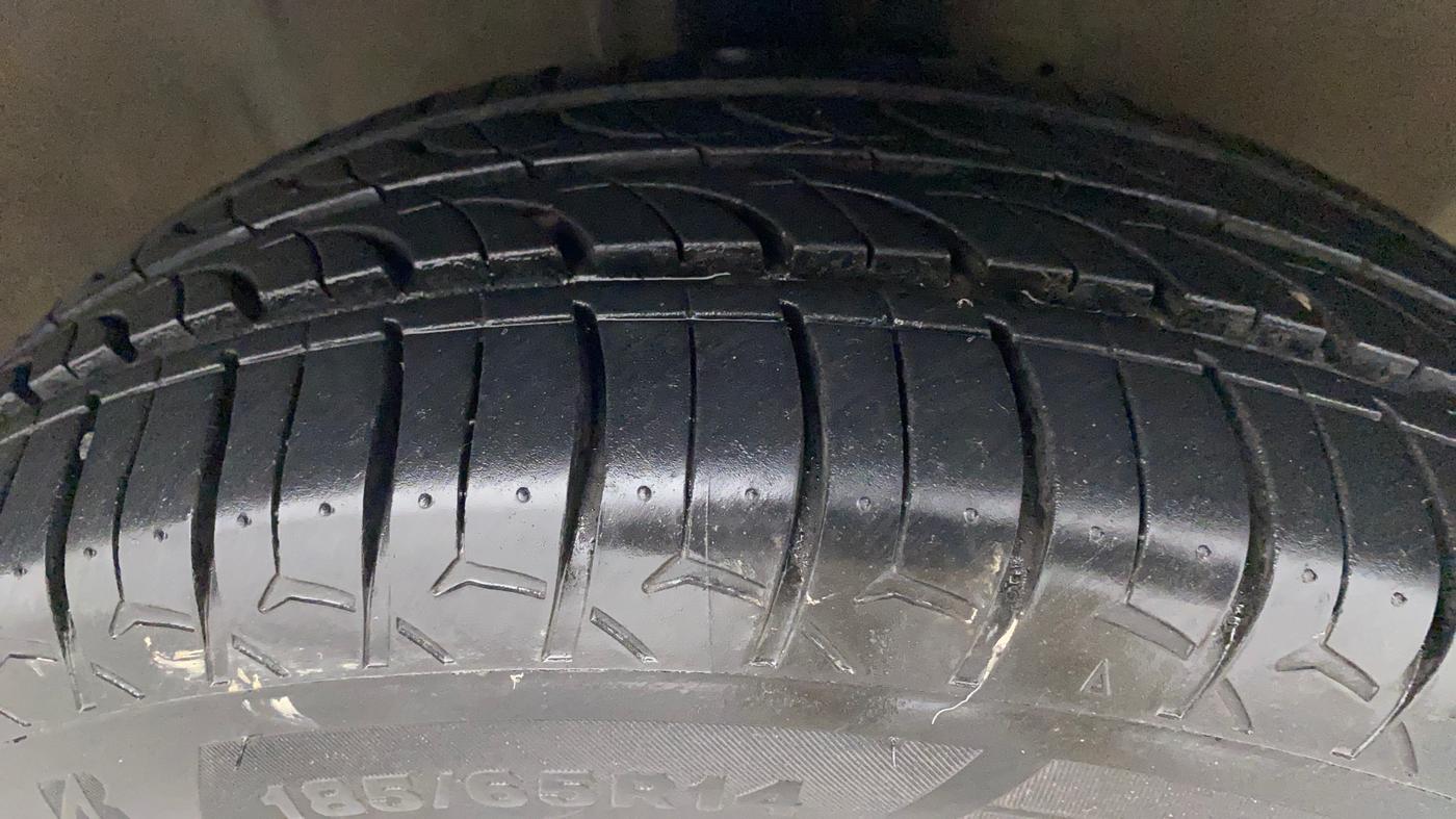 2011 Hyundai i20 MAGNA (O) 1.2, Petrol, Manual, 74,056 km, Right Front Tyre Tread