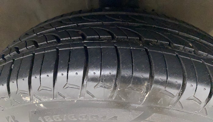 2011 Hyundai i20 MAGNA (O) 1.2, Petrol, Manual, 74,056 km, Right Front Tyre Tread