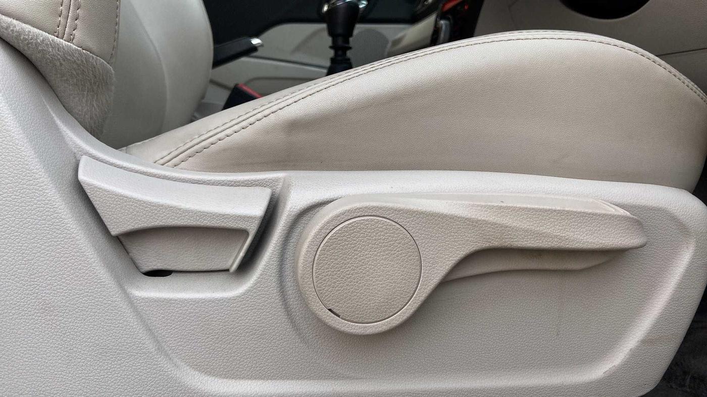 2019 Mahindra XUV300 W8 (O) 1.2 PETROL, Petrol, Manual, 11,249 km, Driver Side Adjustment Panel