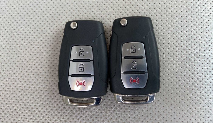 2019 Mahindra XUV300 W8 (O) 1.2 PETROL, Petrol, Manual, 11,249 km, Key Close Up