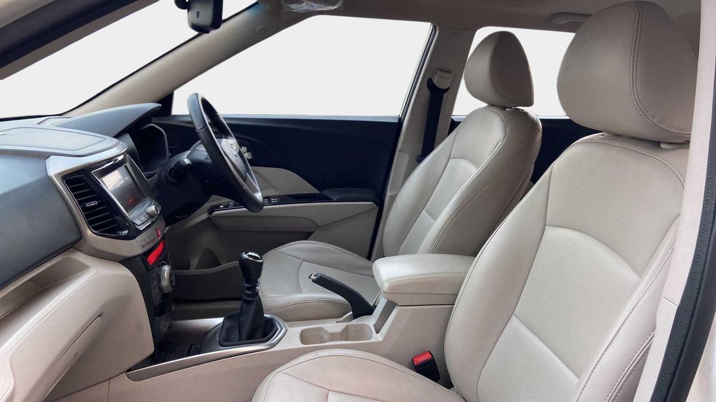 2019 Mahindra XUV300 W8 (O) 1.2 PETROL, Petrol, Manual, 11,249 km, Right Side Front Door Cabin