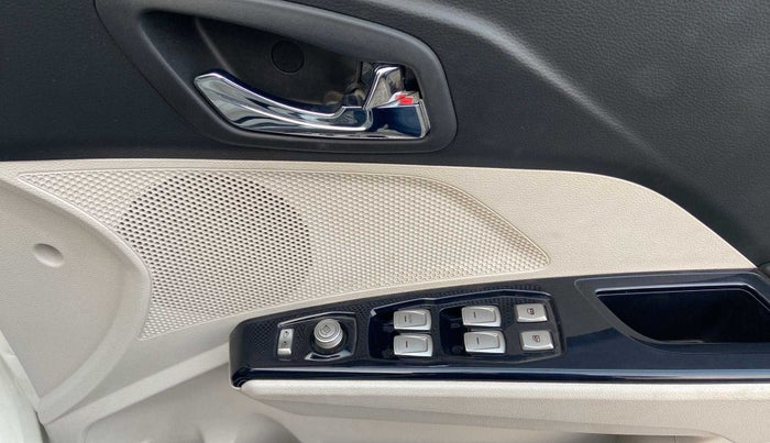 2019 Mahindra XUV300 W8 (O) 1.2 PETROL, Petrol, Manual, 11,249 km, Driver Side Door Panels Control