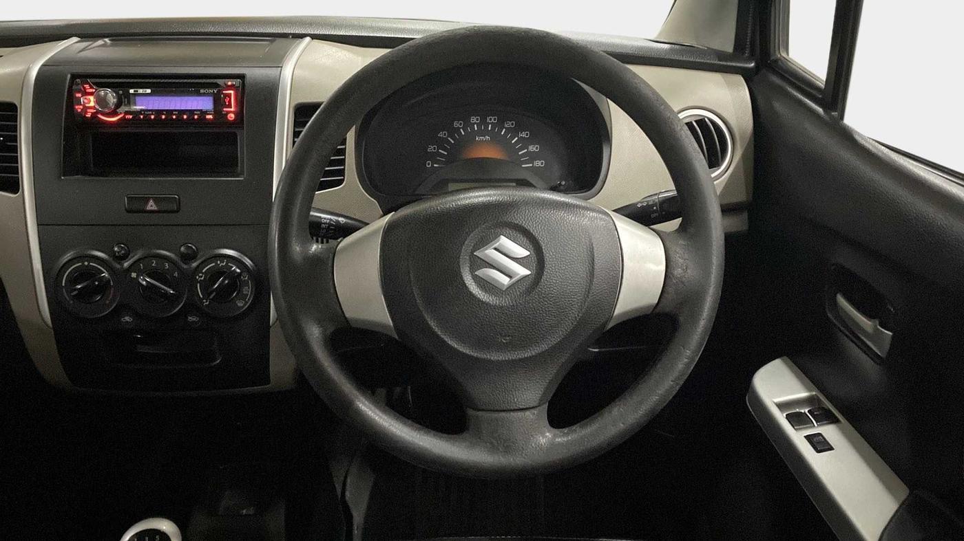 2014 Maruti Wagon R 1.0 LXI, Petrol, Manual, 1,02,910 km, Steering Wheel Close Up