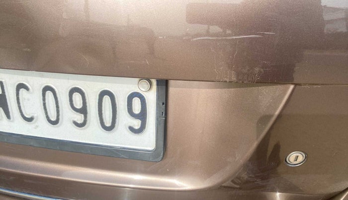 2015 Volkswagen Vento HIGHLINE PLUS 1.5 AT 16 ALLOY, Diesel, Automatic, 1,11,853 km, Dicky (Boot door) - Slightly dented