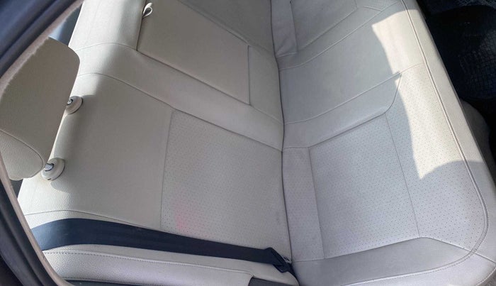2015 Volkswagen Vento HIGHLINE PLUS 1.5 AT 16 ALLOY, Diesel, Automatic, 1,11,853 km, Second-row right seat - Armrest has minor damage