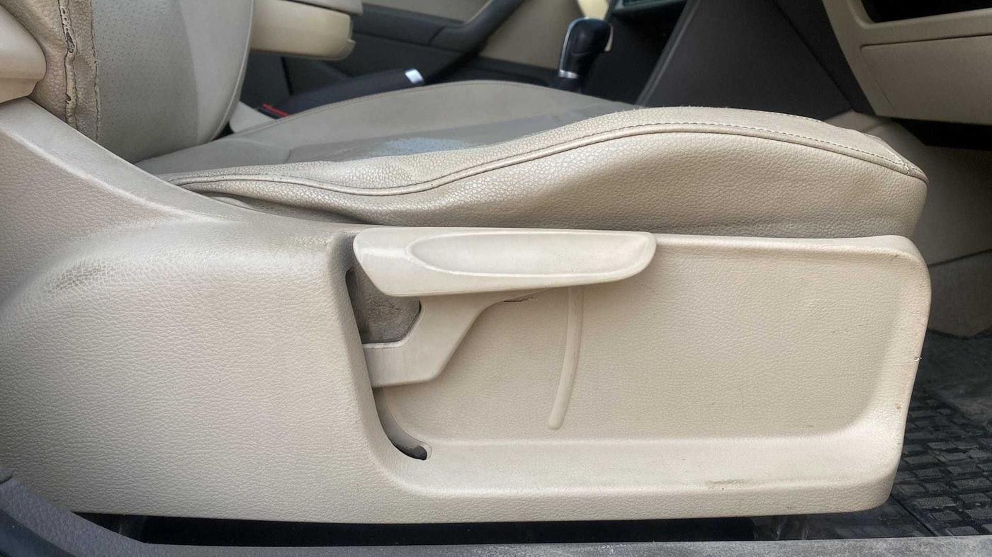 2015 Volkswagen Vento HIGHLINE PLUS 1.5 AT 16 ALLOY, Diesel, Automatic, 1,11,853 km, Driver Side Adjustment Panel