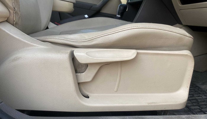 2015 Volkswagen Vento HIGHLINE PLUS 1.5 AT 16 ALLOY, Diesel, Automatic, 1,11,853 km, Driver Side Adjustment Panel