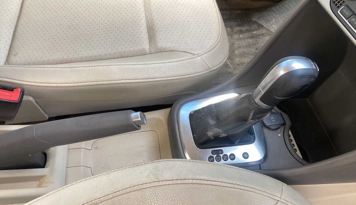 2015 Volkswagen Vento HIGHLINE PLUS 1.5 AT 16 ALLOY, Diesel, Automatic, 1,11,853 km, Gear lever - Boot cover slightly torn