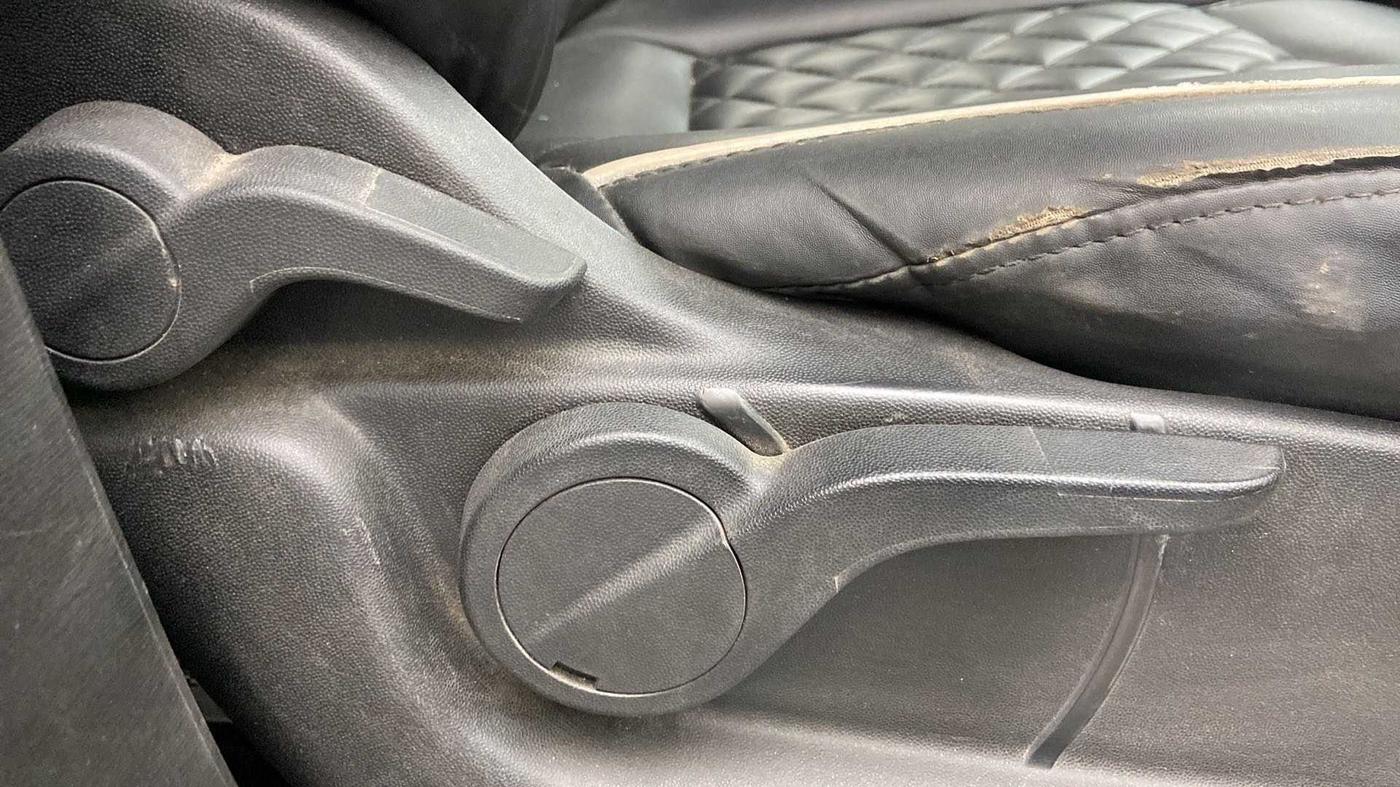2019 Mahindra XUV500 W5, Diesel, Manual, 55,953 km, Driver Side Adjustment Panel