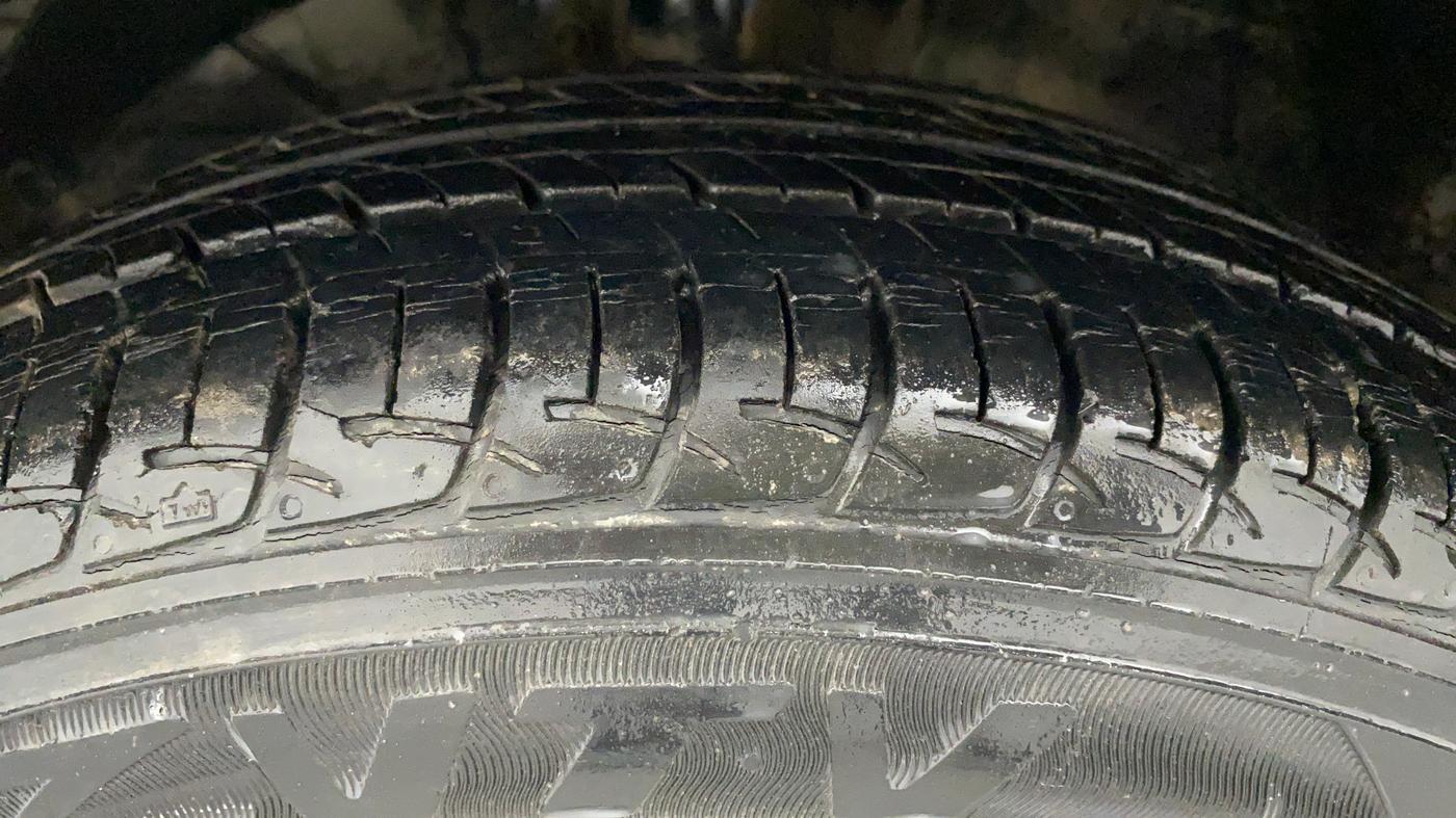 2017 Maruti Baleno DELTA PETROL 1.2, Petrol, Manual, 25,367 km, Left Front Tyre Tread