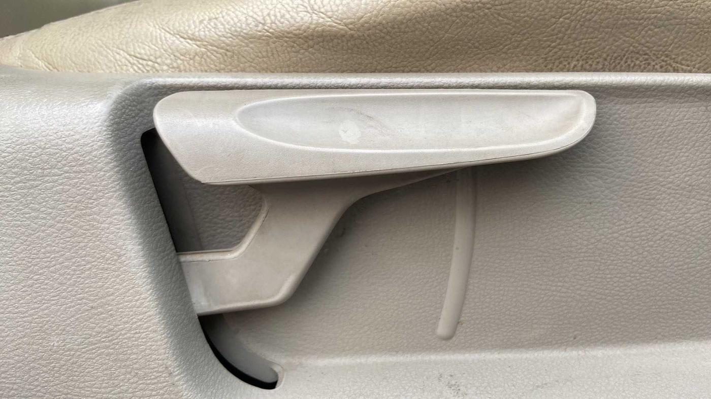 2014 Volkswagen Polo COMFORTLINE 1.2L, Petrol, Manual, 94,879 km, Driver Side Adjustment Panel