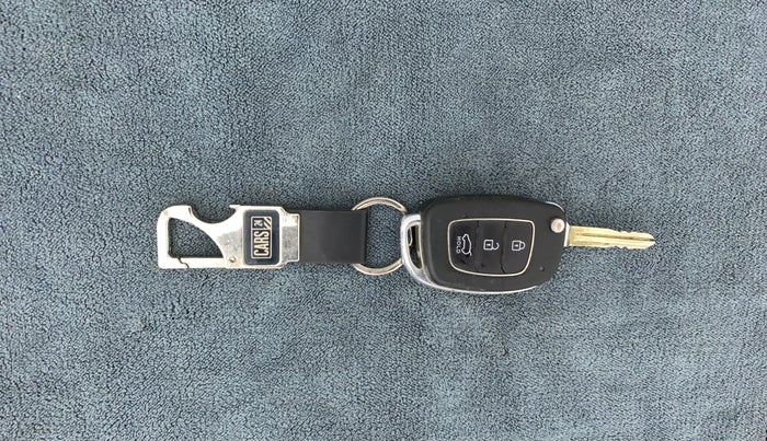 2019 Hyundai VENUE SX 1.0 TURBO DUAL TONE, Petrol, Manual, 75,919 km, Key Close Up