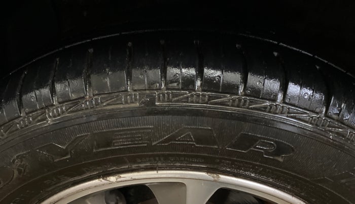 2016 Hyundai Grand i10 ASTA (O) 1.2 KAPPA VTVT, CNG, Manual, 1,16,049 km, Left Front Tyre Tread