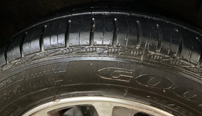 2016 Hyundai Grand i10 ASTA (O) 1.2 KAPPA VTVT, CNG, Manual, 1,16,049 km, Right Front Tyre Tread