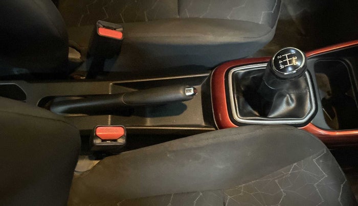 2017 Maruti IGNIS ALPHA 1.2 DUAL TONE, CNG, Manual, 63,854 km, Gear Lever