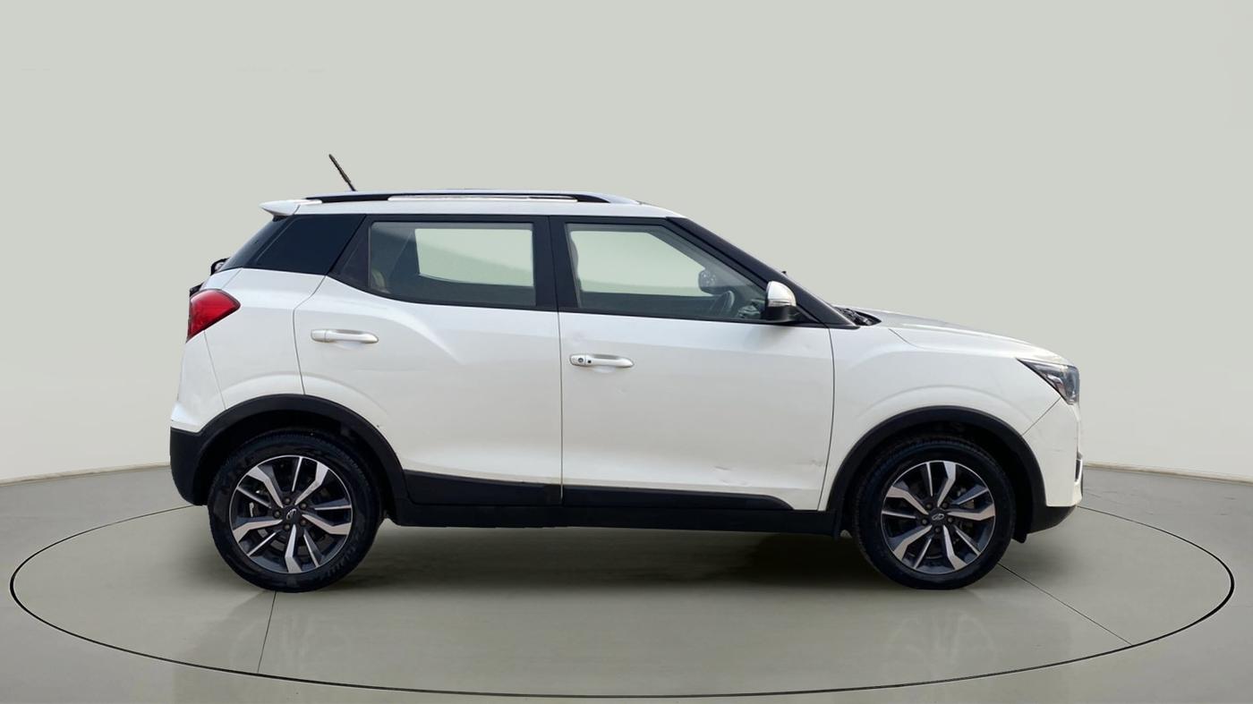 2019 Mahindra XUV300 W8 (O) 1.5 DIESEL, Diesel, Manual, 56,293 km, Right Side View
