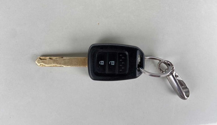 2016 Honda Jazz 1.2L I-VTEC SV, Petrol, Manual, 1,24,159 km, Key Close Up