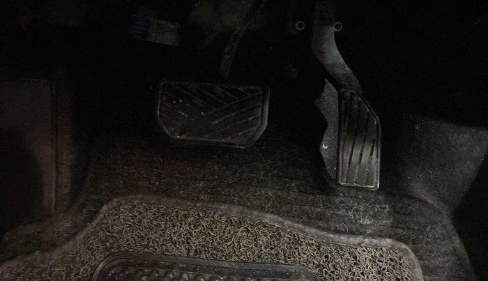 2020 Maruti Vitara Brezza VXI AT SHVS, CNG, Automatic, 42,650 km, Pedals