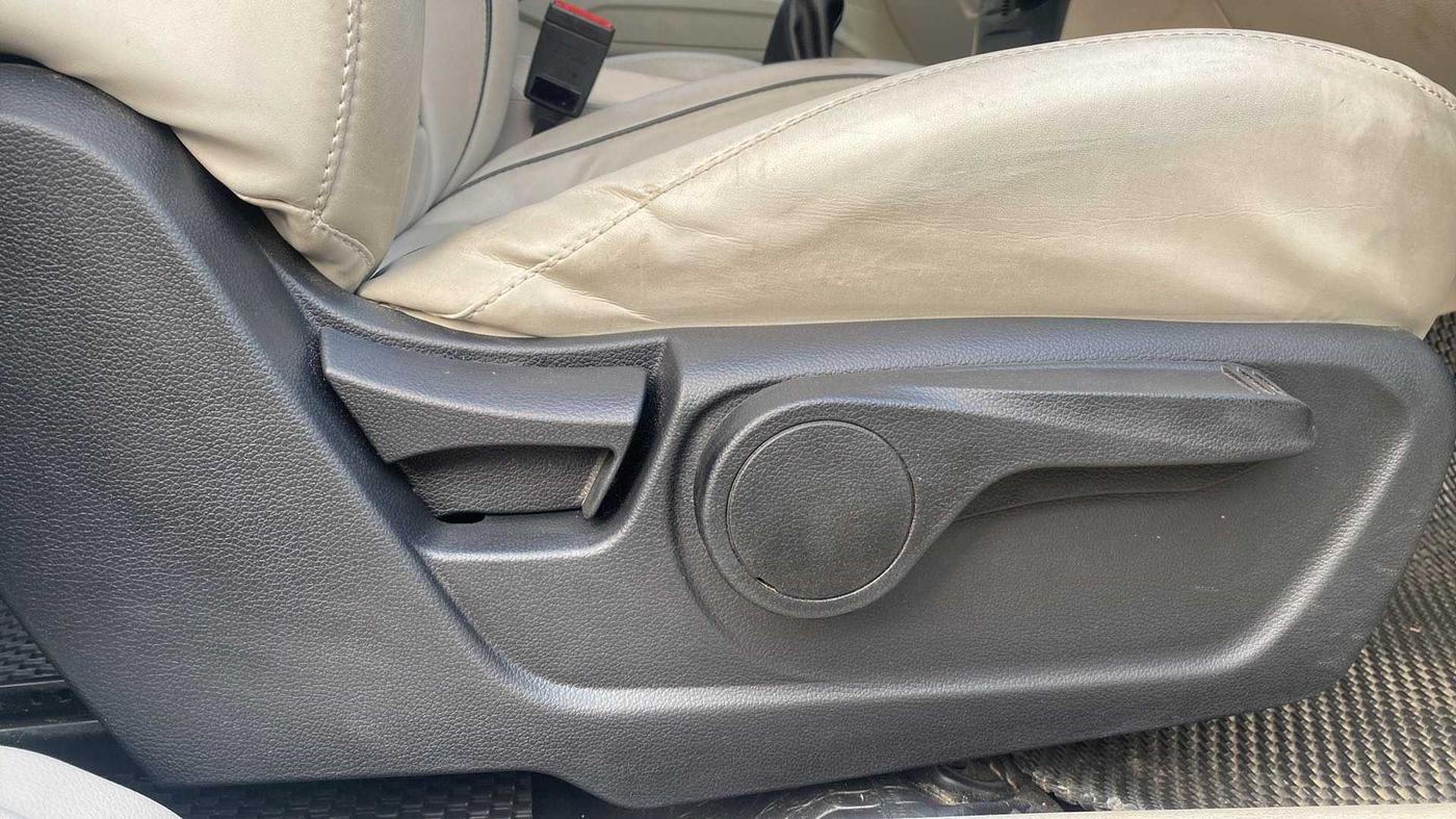 2021 Mahindra XUV300 W8 1.5 DIESEL, Diesel, Manual, 27,692 km, Driver Side Adjustment Panel