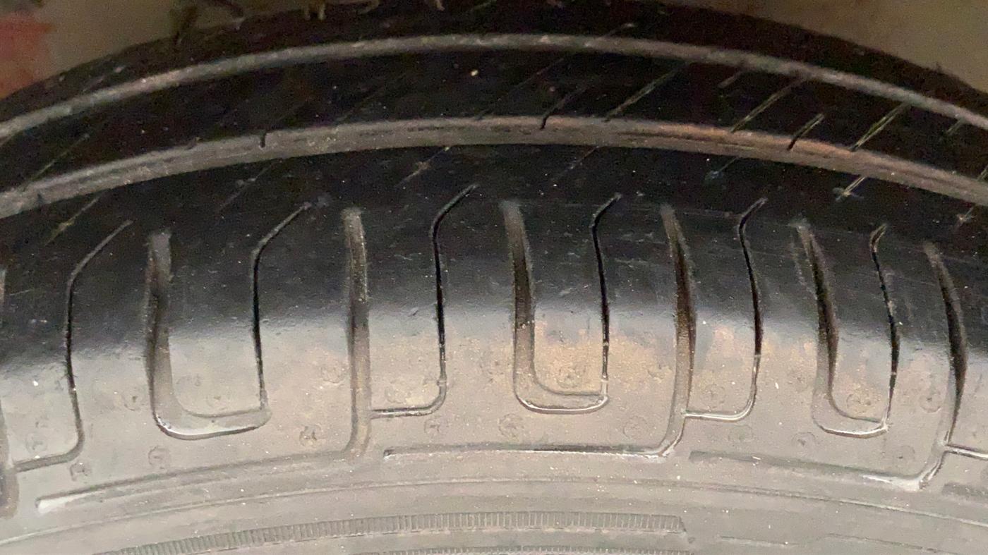 2012 Maruti Swift VXI, Petrol, Manual, 1,20,598 km, Left Front Tyre Tread