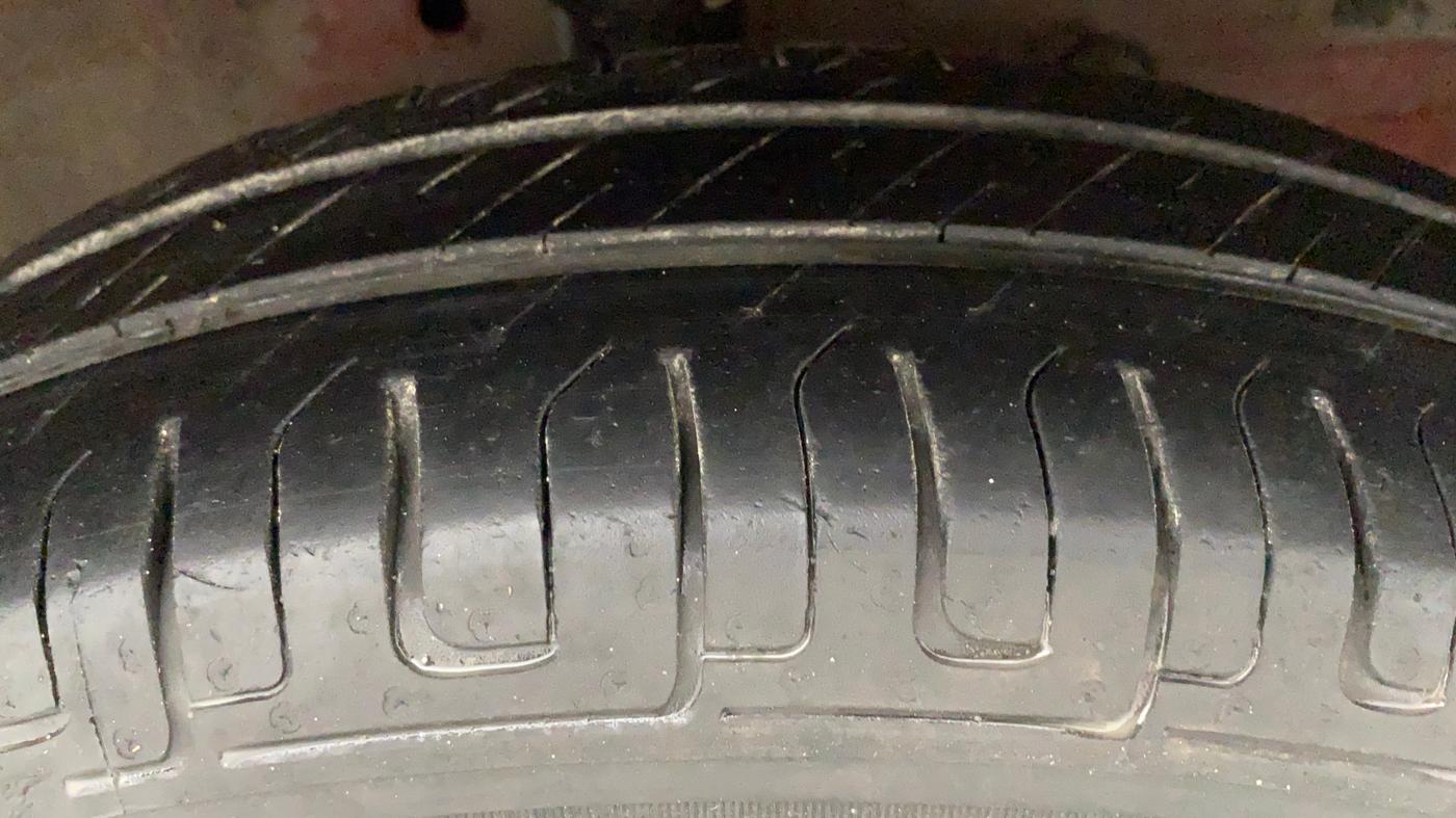 2012 Maruti Swift VXI, Petrol, Manual, 1,20,598 km, Right Front Tyre Tread