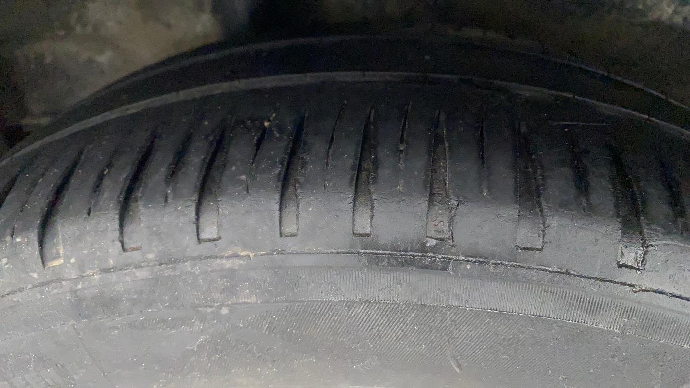 2016 Honda City 1.5L I-VTEC V MT, Petrol, Manual, 1,09,216 km, Right Rear Tyre Tread