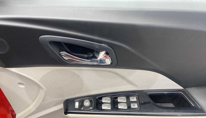 2019 Mahindra XUV300 W8 1.2 PETROL, Petrol, Manual, 17,639 km, Driver Side Door Panels Control