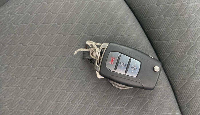 2019 Mahindra XUV300 W8 1.2 PETROL, Petrol, Manual, 17,639 km, Lock system - Keyless sensor not working