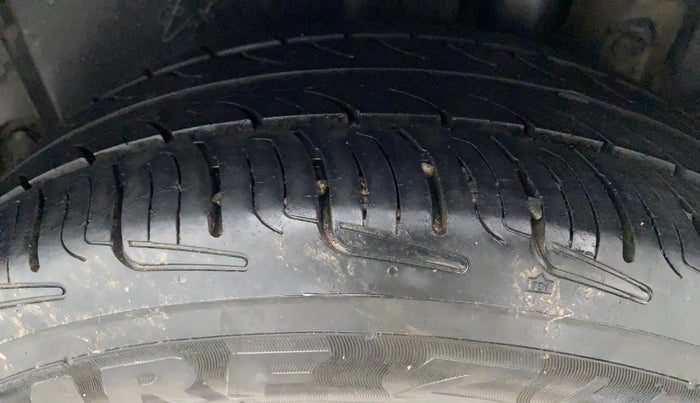 2016 Maruti Ertiga ZDI SHVS, Diesel, Manual, 1,05,772 km, Left Rear Tyre Tread