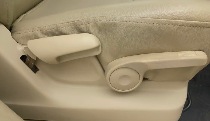 2016 Maruti Ertiga ZDI SHVS, Diesel, Manual, 1,05,772 km, Driver Side Adjustment Panel