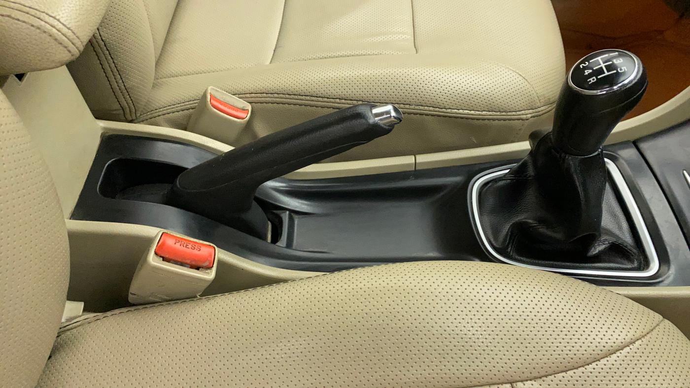 2015 Maruti Ciaz ZDI, Diesel, Manual, 85,308 km, Gear Lever
